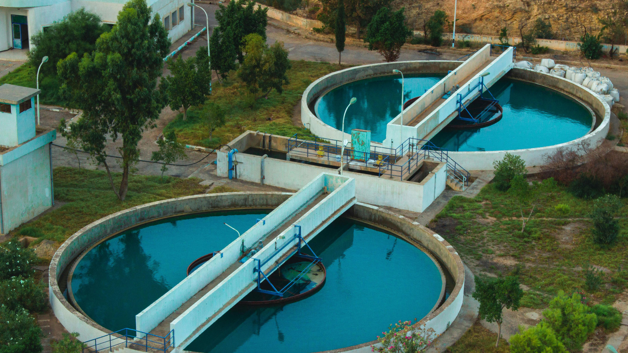 كيف تمنع تنقية المياه المعاد تدويرها بالأشعة فوق البنفسجية الطحالب ومسببات الأمراض في أنظمة الحلقة المغلقة